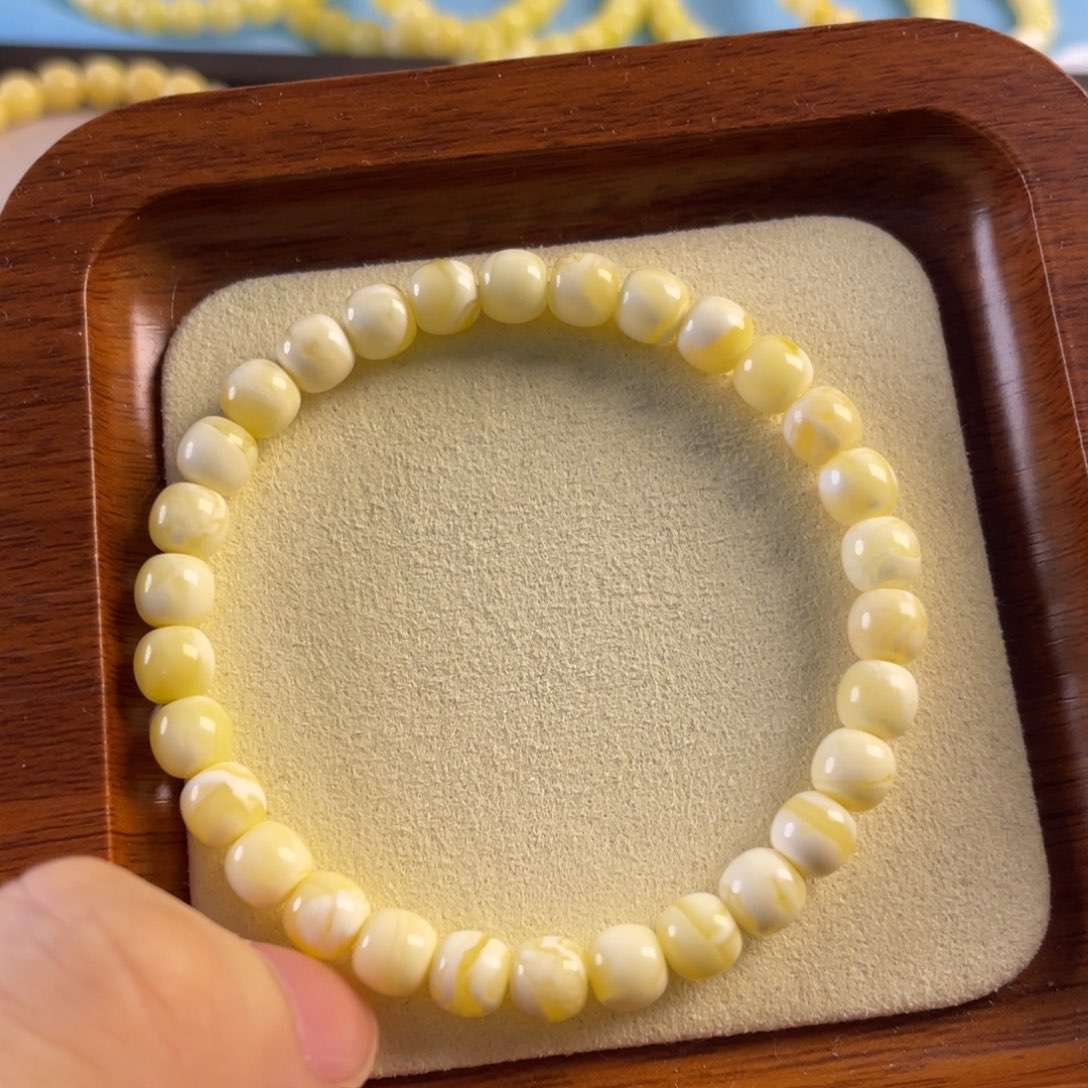 琥珀未镶嵌手链6.5mm。16.5手围。奶瓷白浓蜡妖花。微瑕