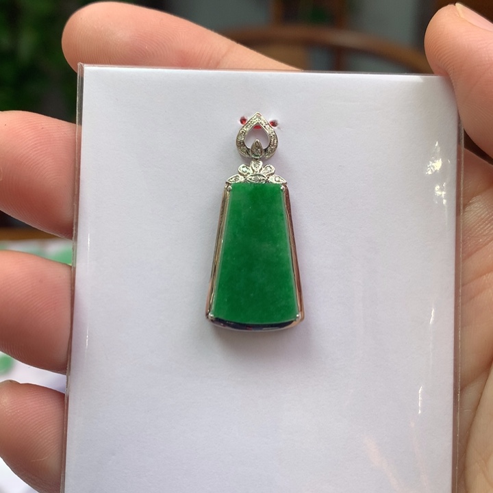 翡翠颈饰18K金镶嵌翡翠吊坠