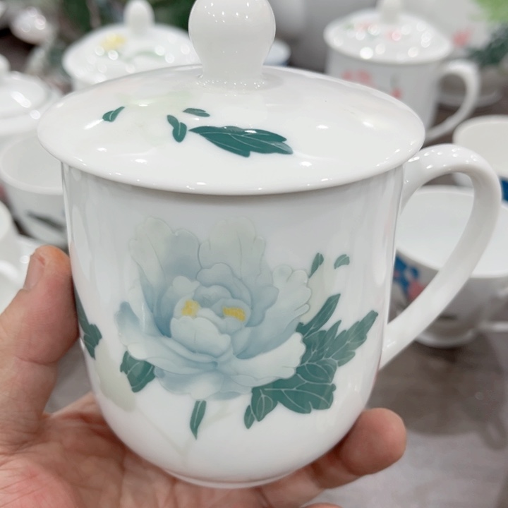 碟釉下五彩的瓷器在瓷器