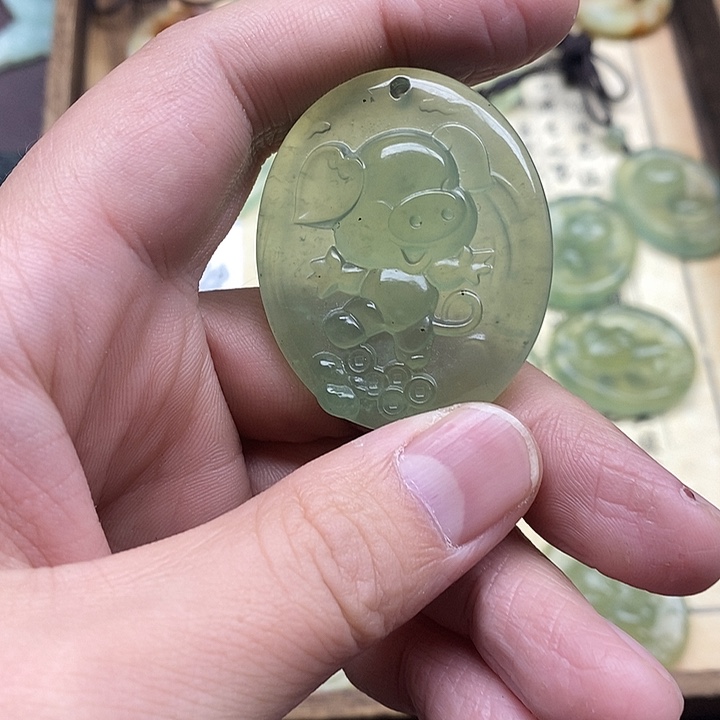 蛇纹石玉未镶嵌颈饰