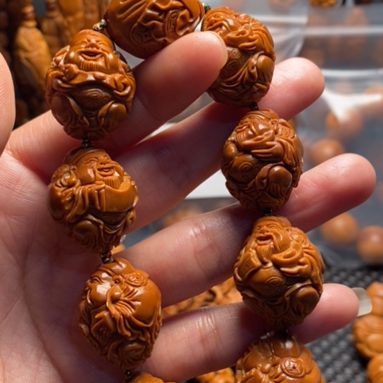 橄榄核吊坠八方财神