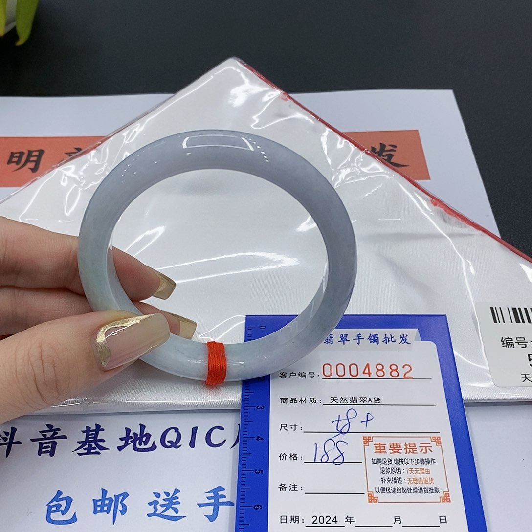 翡翠手镯未镶嵌翡翠手镯