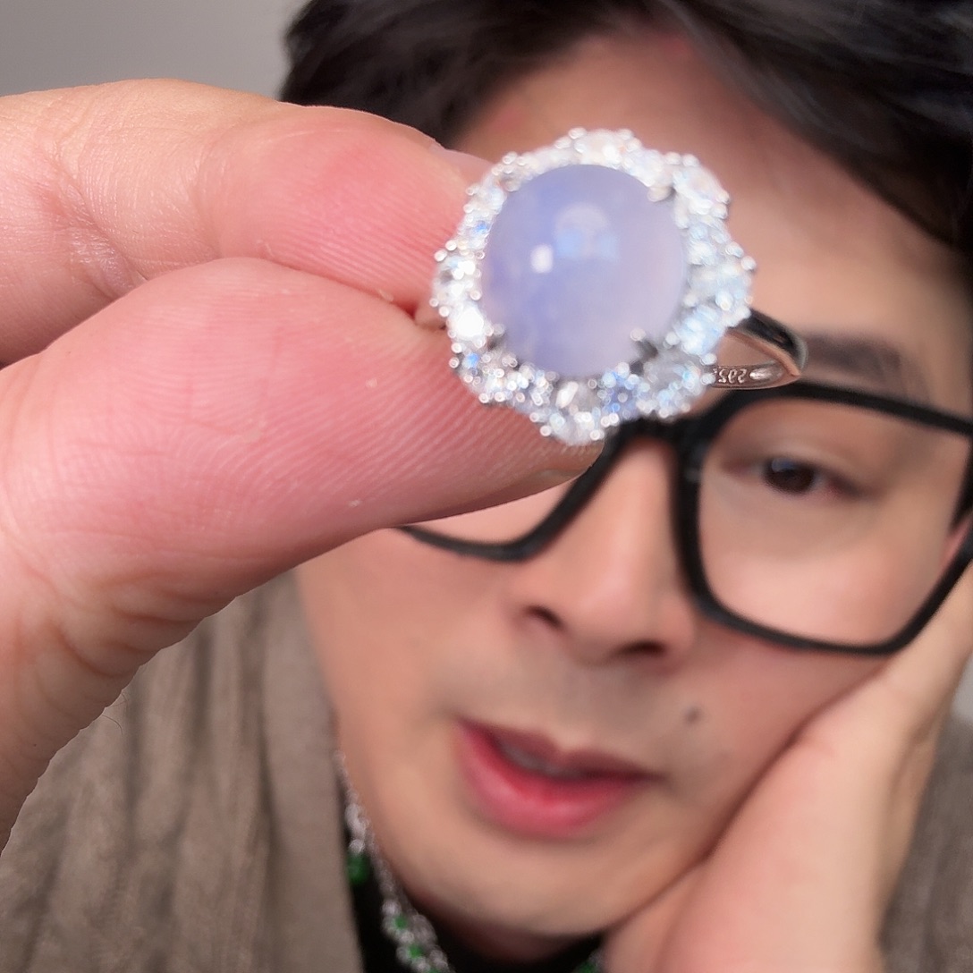 翡翠未镶嵌颈饰一件