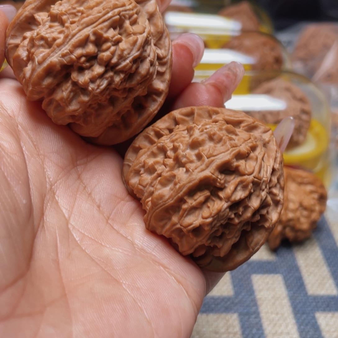 ****猴核桃44三角白文玩