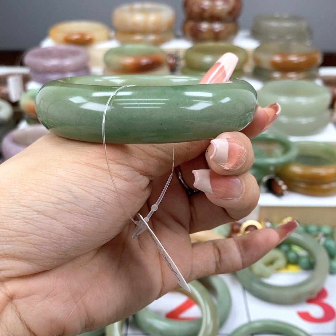 石英质玉手镯未镶嵌美****)