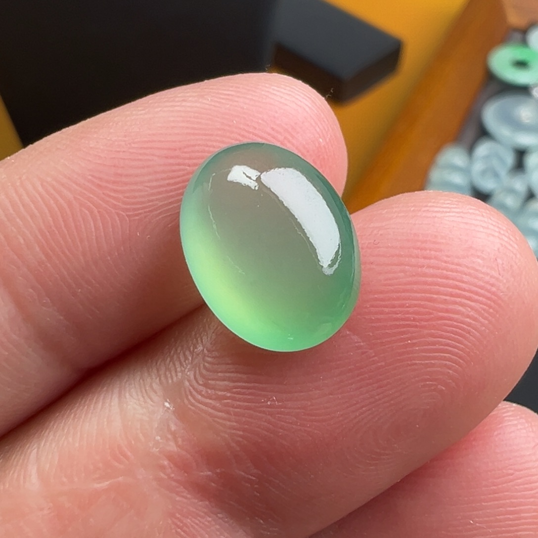 翡翠颈饰未镶嵌蛋面12.6