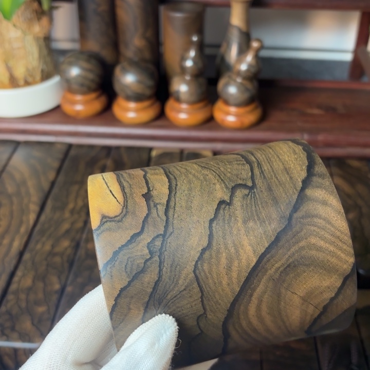 H***靠破布木（黑柿木）笔筒一个