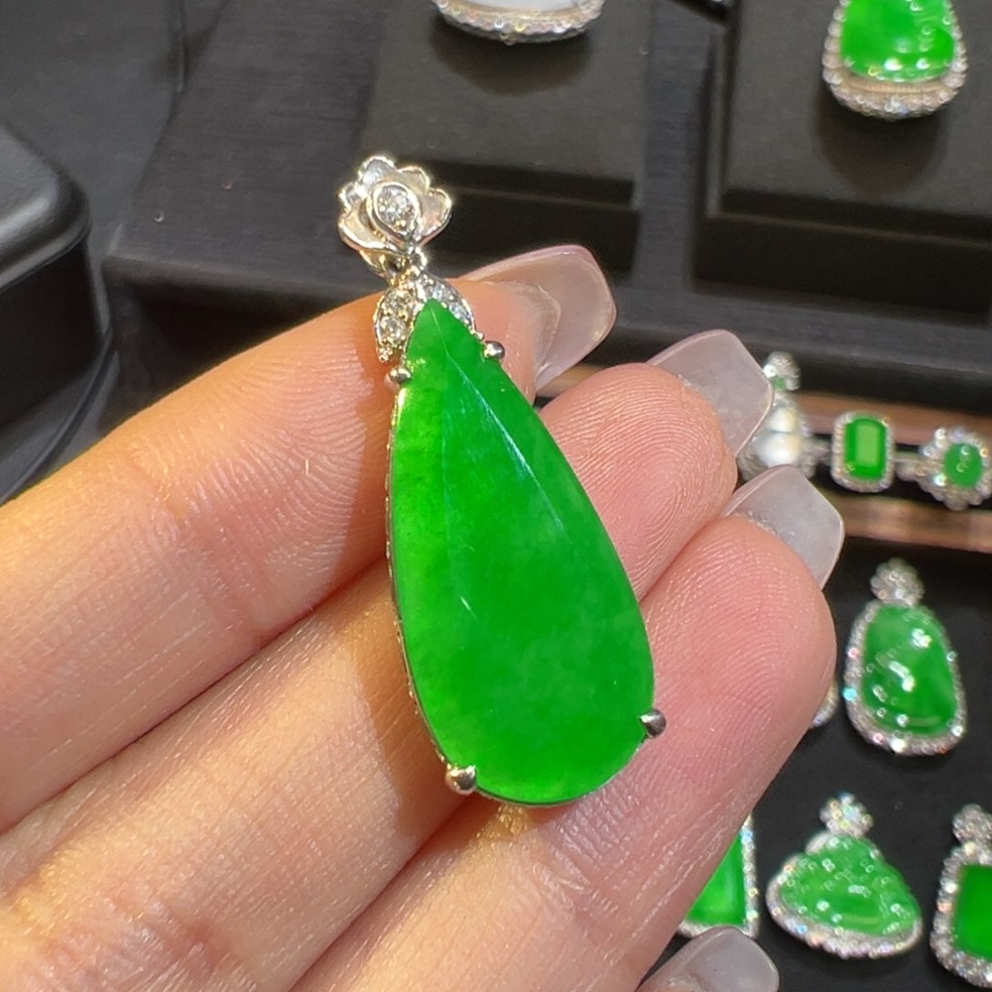 翡翠颈饰18K金镶嵌收到货48小时鉴赏期