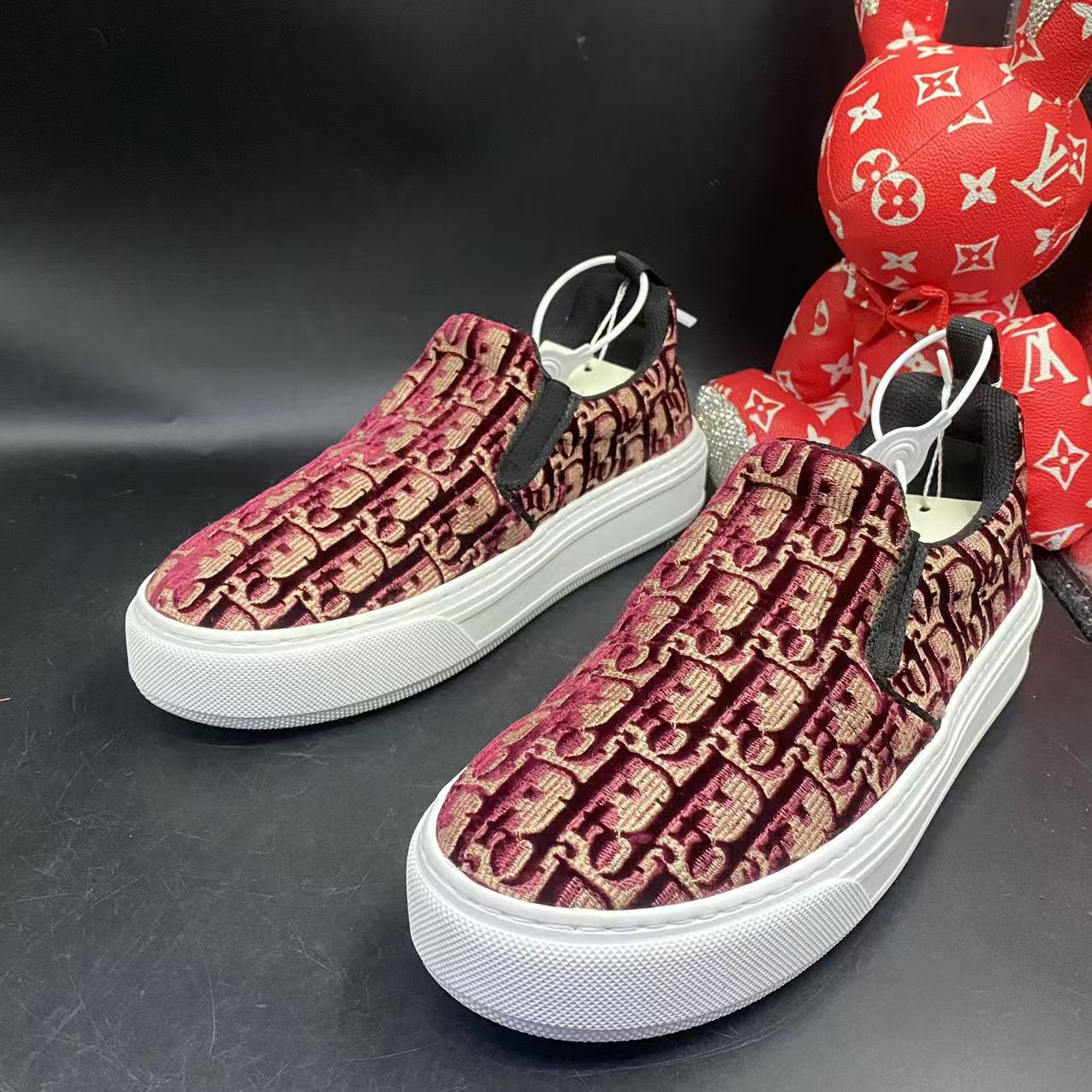 95新 DIOR/迪奥 【聚星优选】白红刺绣印花一脚蹬板鞋38.5码ddm182