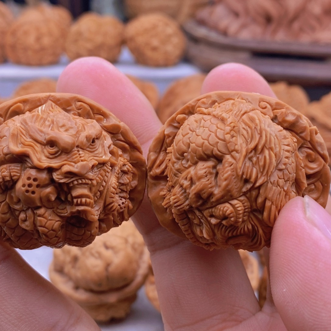 文玩核桃把件纯手工核桃雕刻龙凤呈祥