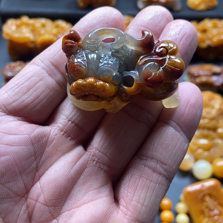 石英质玉（黄龙玉）未镶嵌颈饰