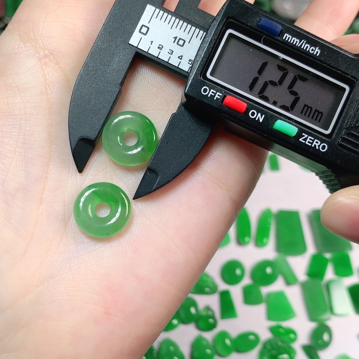 闹***妈翡翠未镶嵌颈饰12.5*3.2