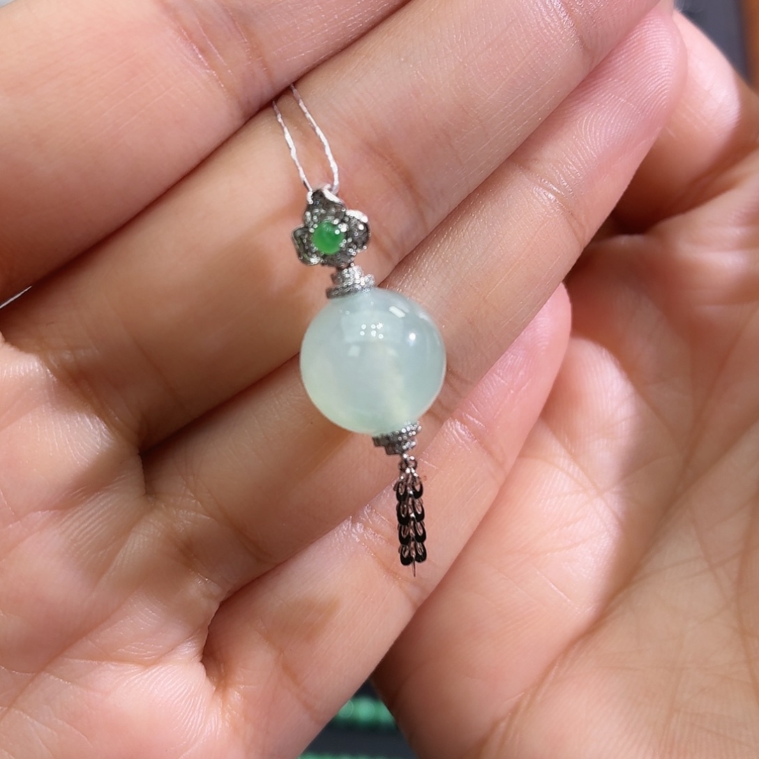 翡翠18K金镶嵌颈饰