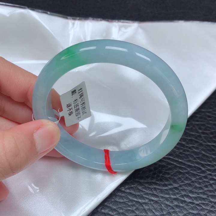 翡翠手镯未镶嵌。