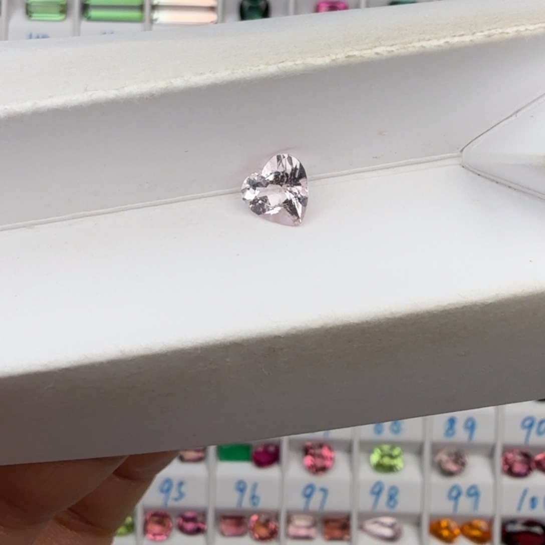 不***繁绿柱石（摩根石）裸石天然