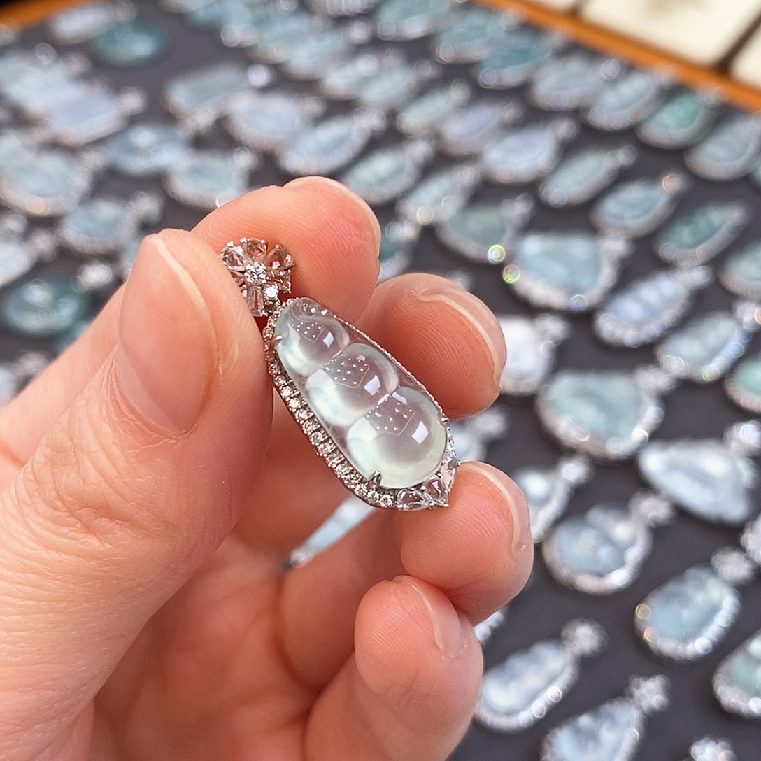 翡翠颈饰18K金镶嵌天然缅甸翡翠福豆6500