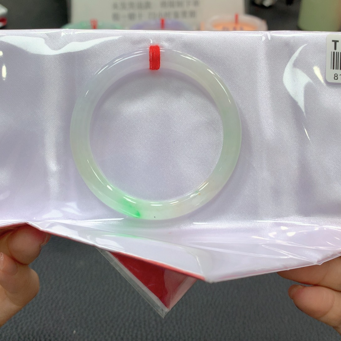 翡翠手镯未镶嵌翡翠