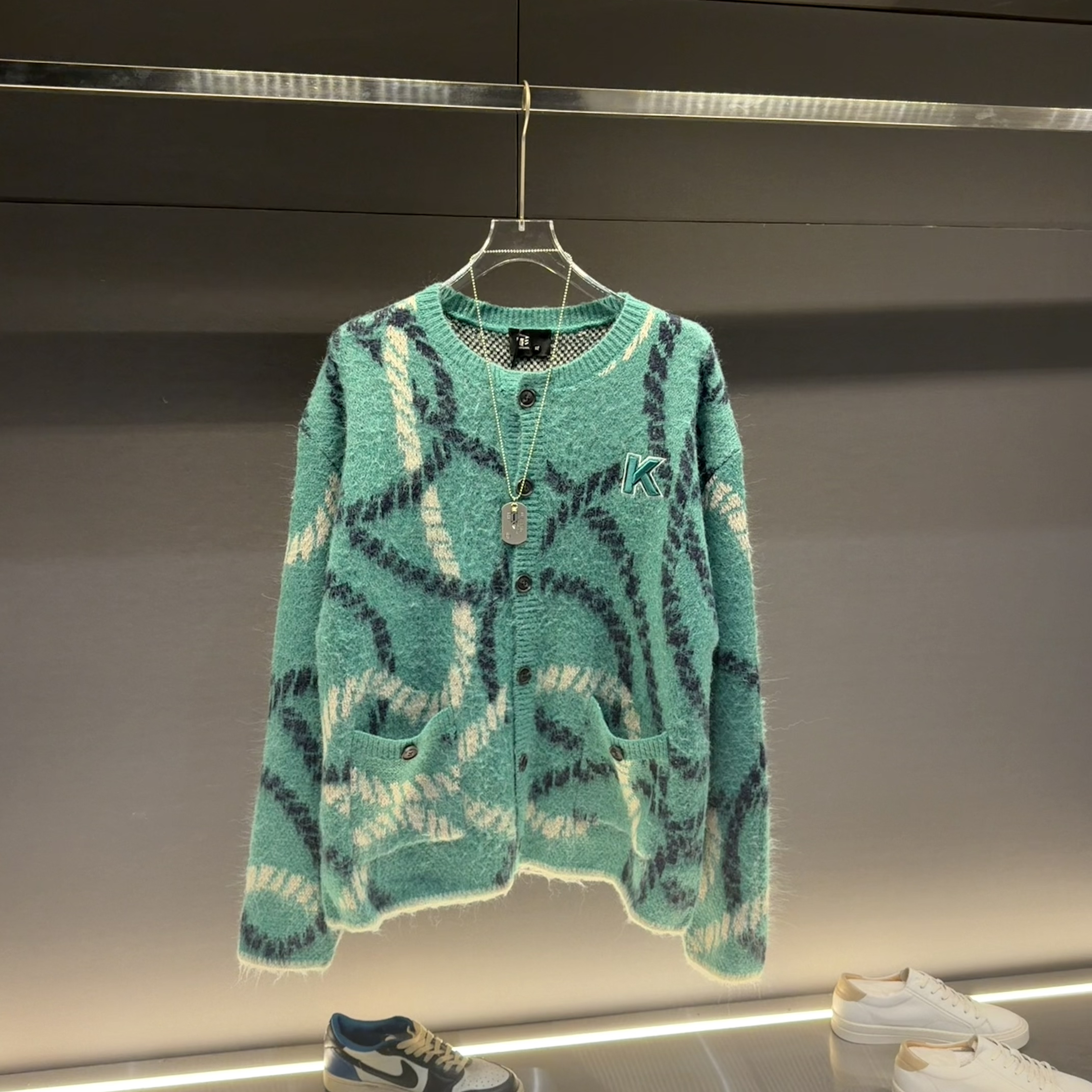 新款冬季；绿色圆领毛衣撞色宽松情侣针织衫