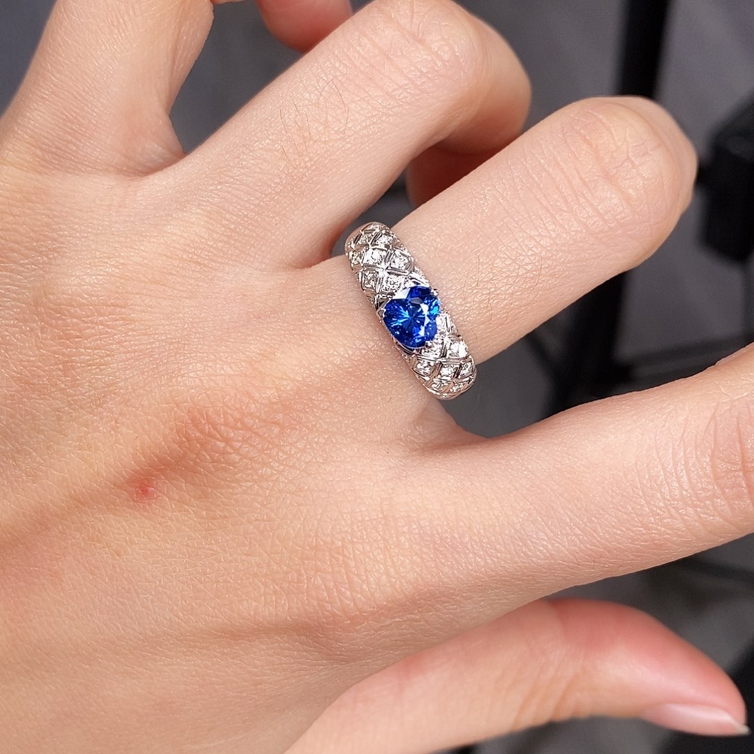 蓝宝石戒指18K金镶嵌1.11克拉