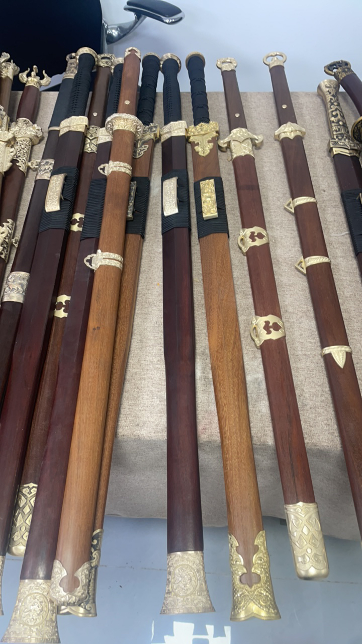 传统锻打刀剑，未开刃