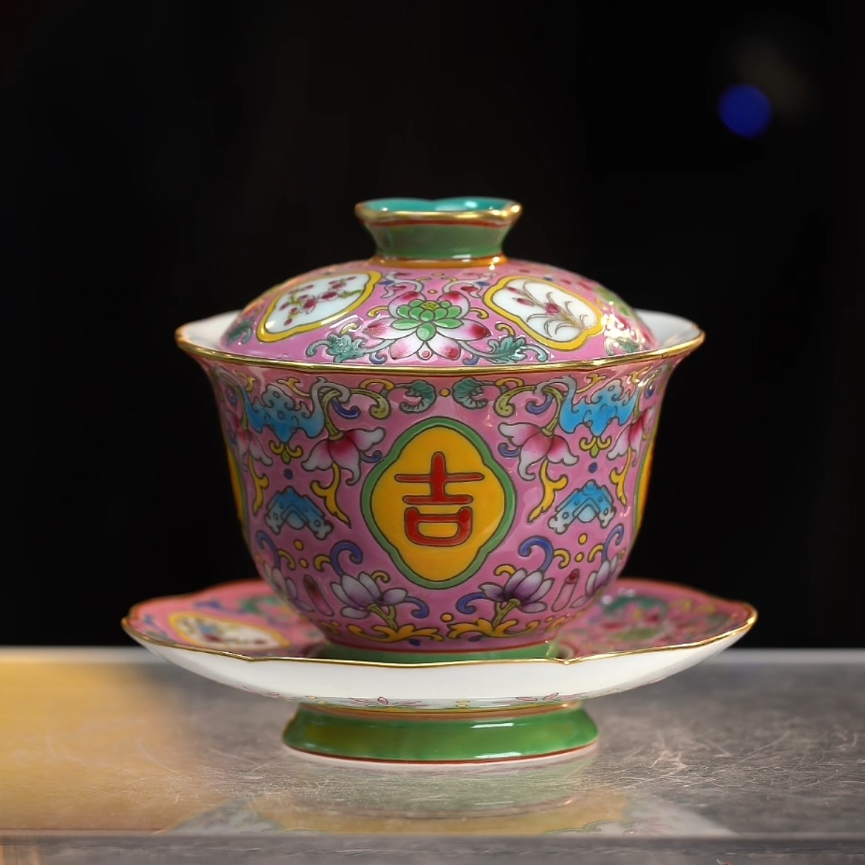 胭脂粉地粉彩缠枝花卉开窗字题纹三才盖碗