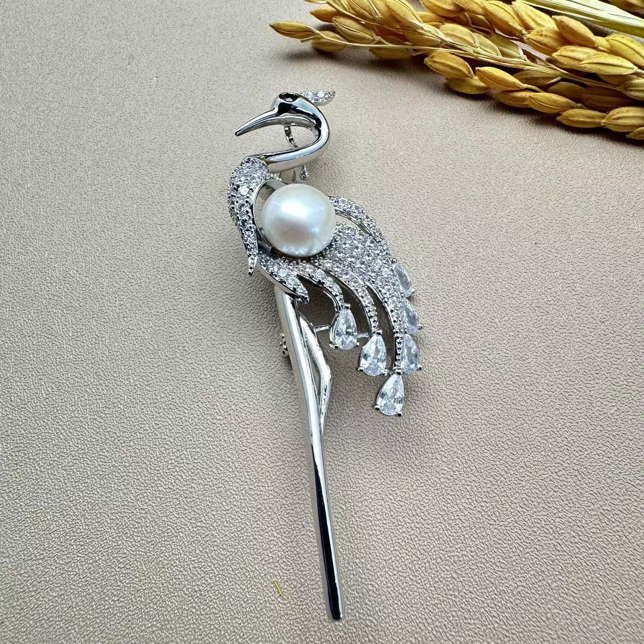 1906白色鹤立高档大衣胸针