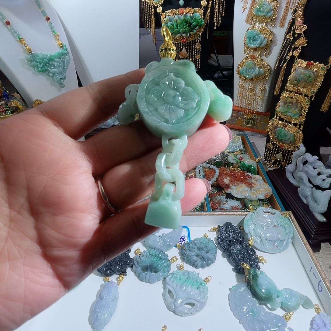 翡翠颈饰未镶嵌翡翠双拉环吊