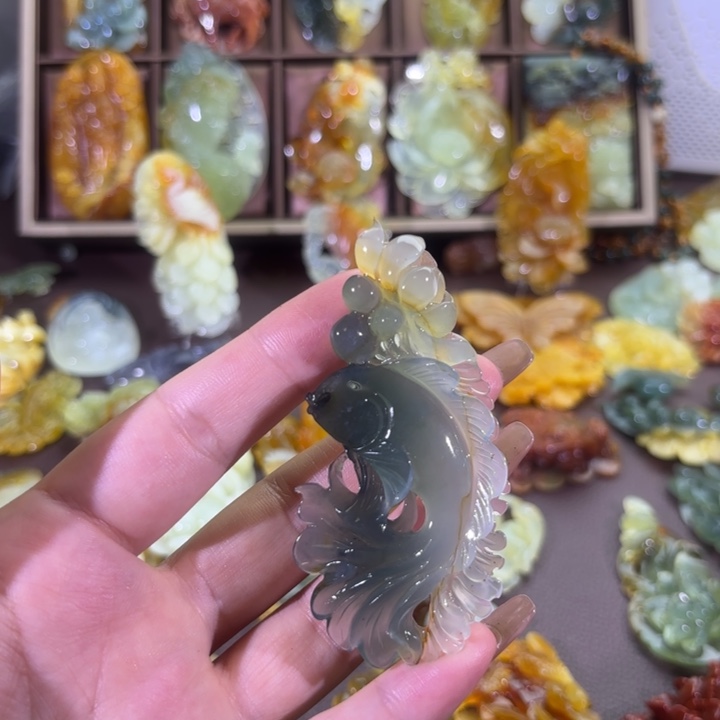 未镶嵌蛇纹石玉颈饰浴**生