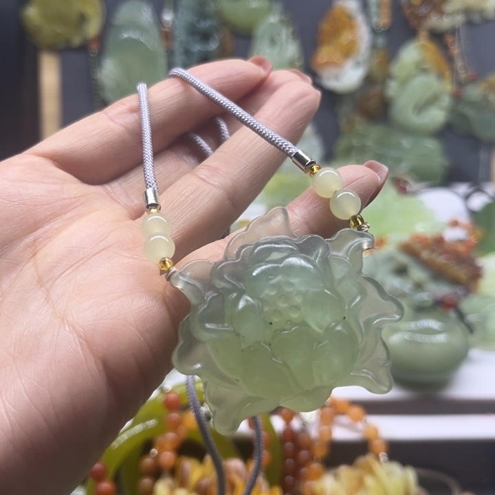蛇纹石玉未镶嵌颈饰