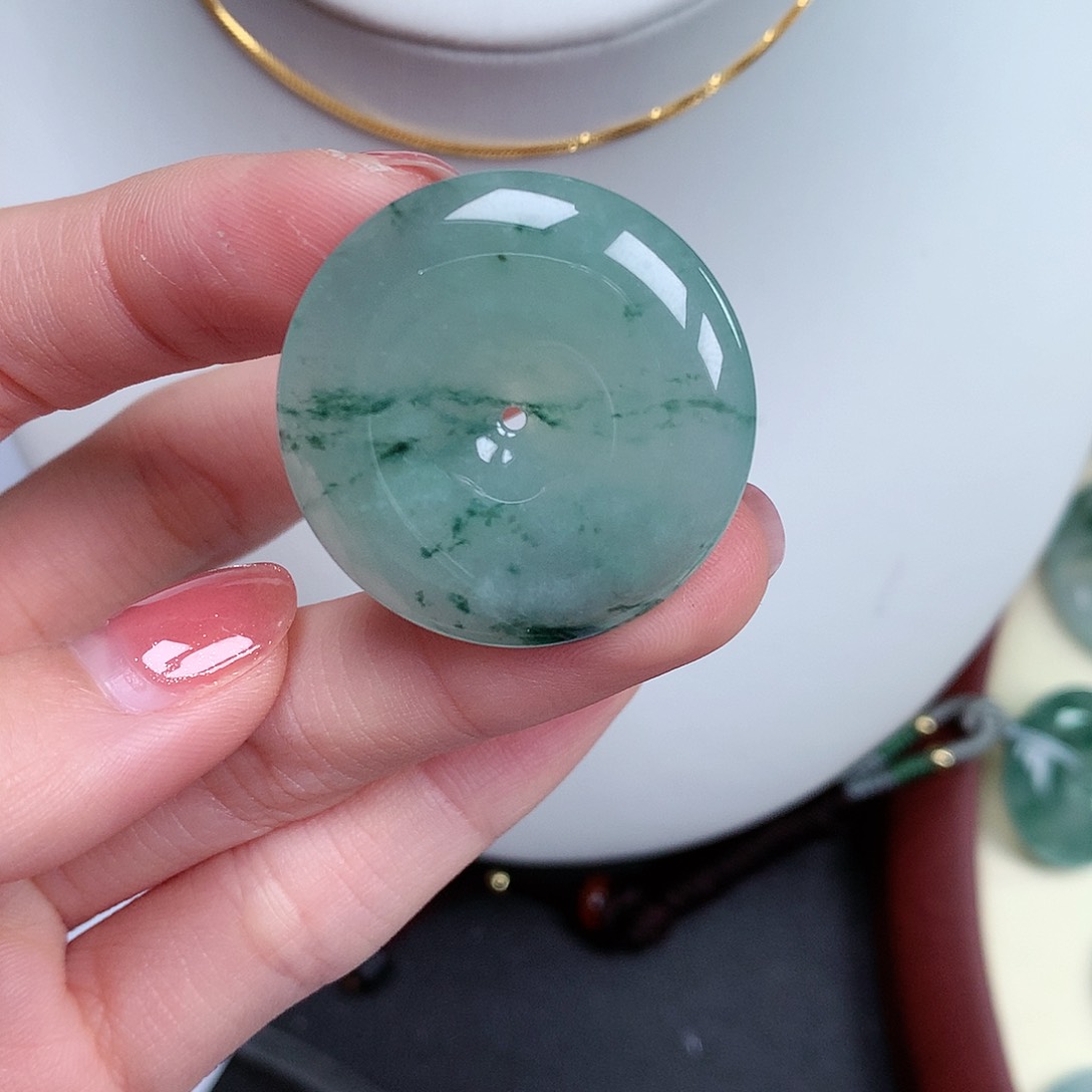 翡翠颈饰未镶嵌平安扣