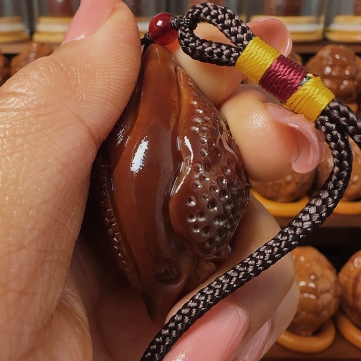 橄榄核把件玉华三面手把件