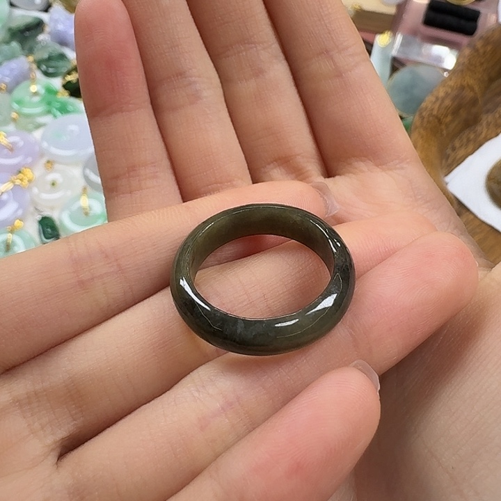 J****翡翠未镶嵌颈饰戒圈