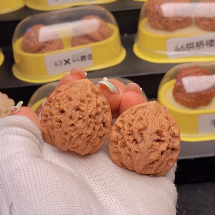 38水龙纹文玩核桃八件