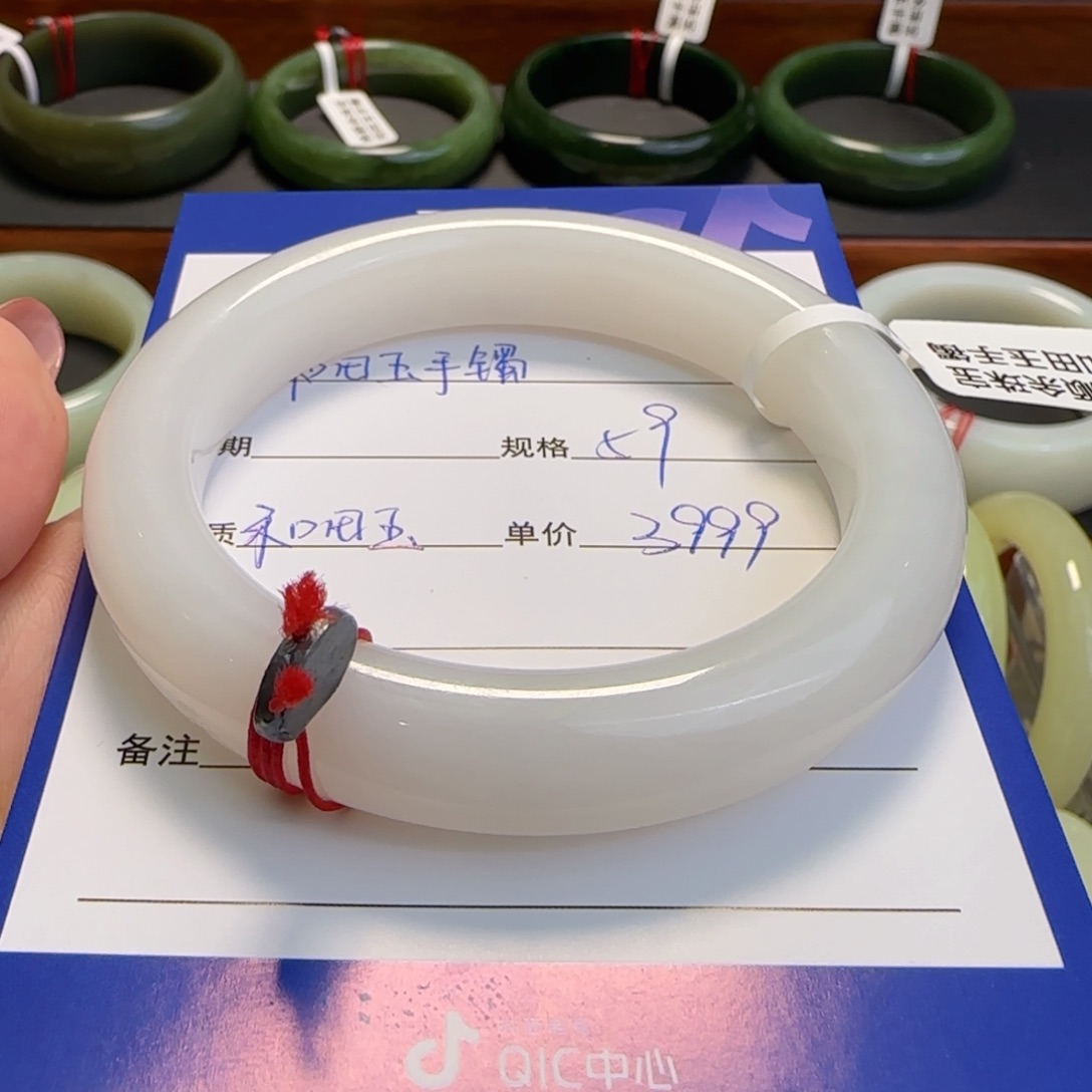 和田玉手镯未镶嵌可****?