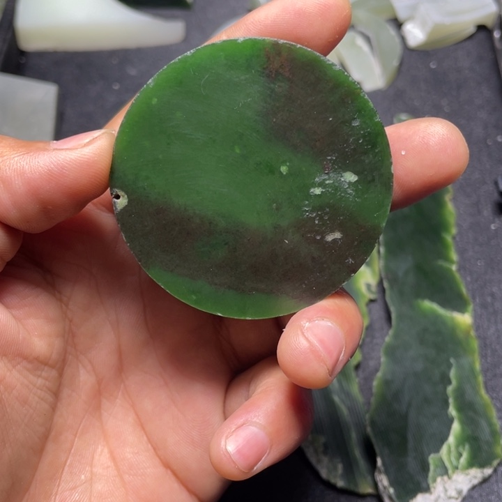 沉***。和田玉（糖玉）未镶嵌珠宝半成品