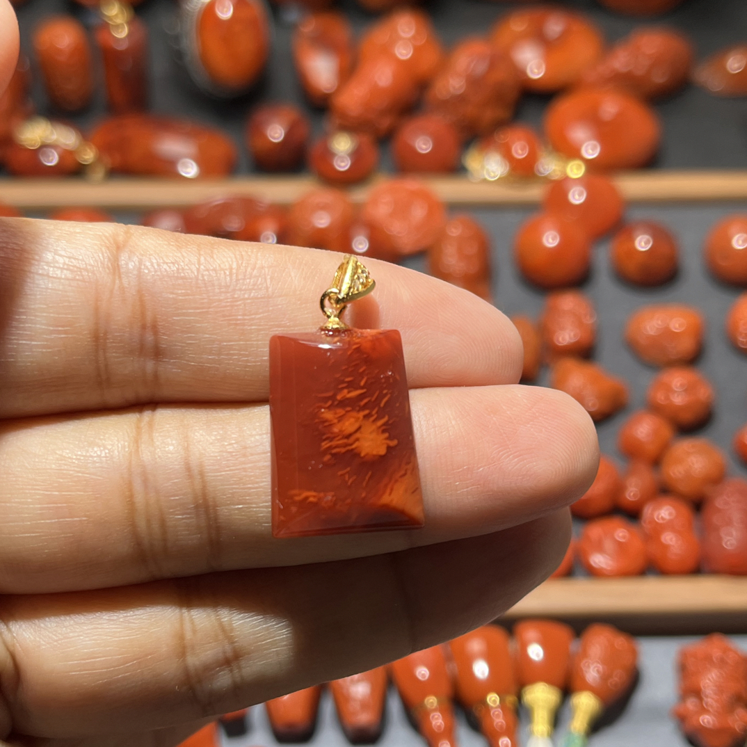 牛血火焰纹瓦西料南红【平安无事牌】吊坠挂件规格约：高20宽14.2mm