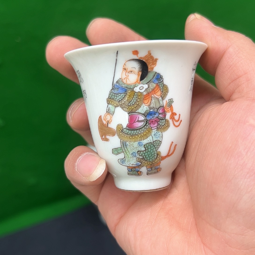 罐粉彩人物杯子一只