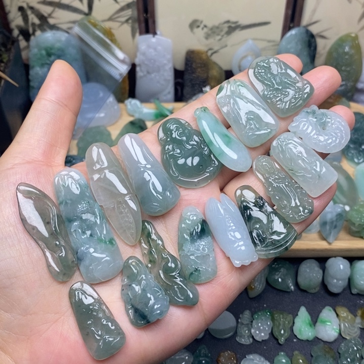 翡翠未镶嵌颈饰吊坠一个