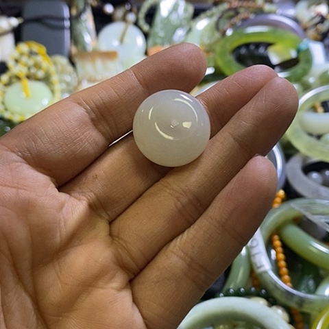 和田玉未镶嵌颈饰一个