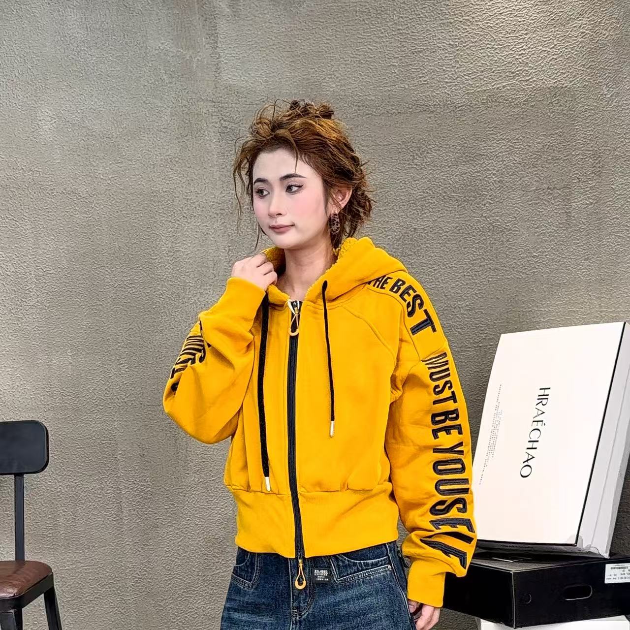 「鹿哥原创」2025冬季新款修身字母印花长袖加绒连帽外套