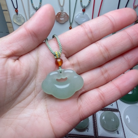 石英质玉颈饰未镶嵌T****?