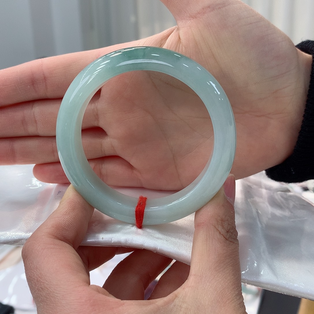 翡翠手镯未镶嵌翡翠