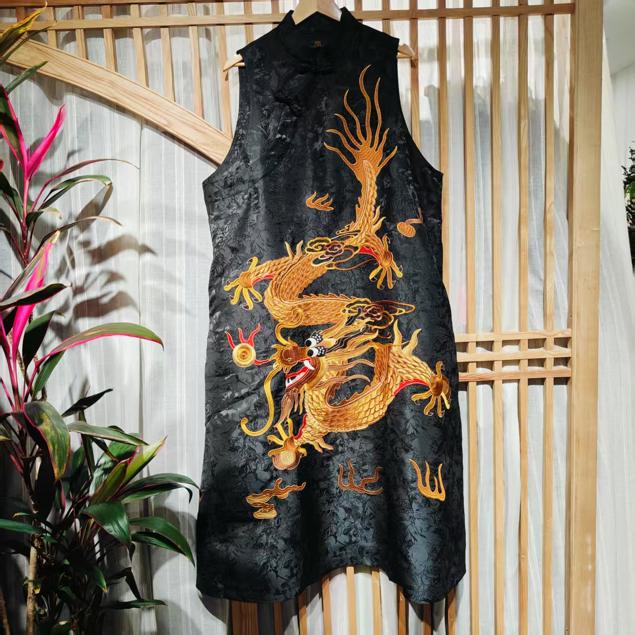  (LS223-15)凤徕兮私人定制黑提花底金龙刺绣盘扣立领马甲连衣裙 