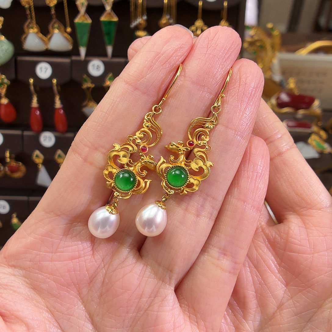 颈饰18K金镶嵌翡翠