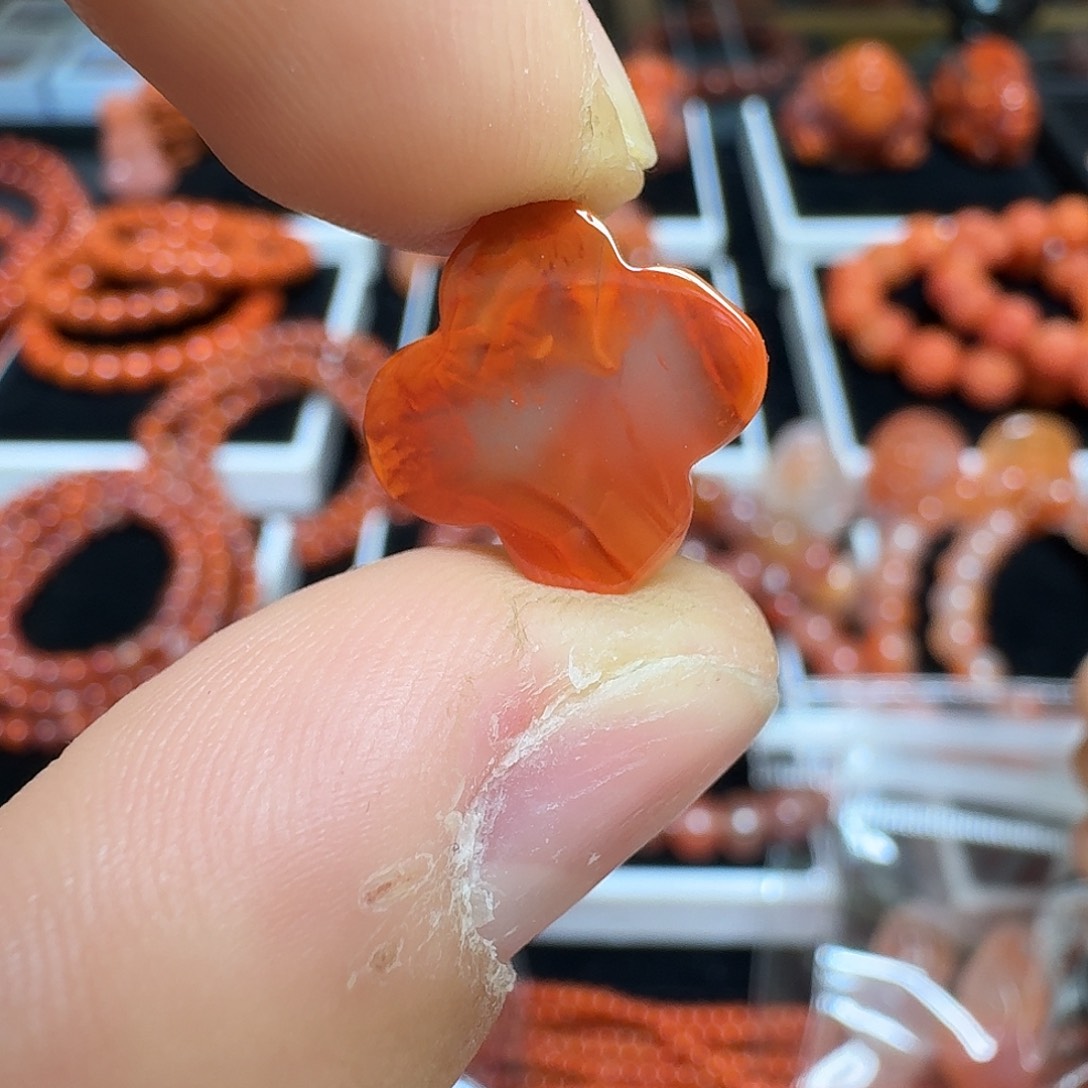 南红玛瑙未镶嵌川料瓦西飘花四叶草1.7g