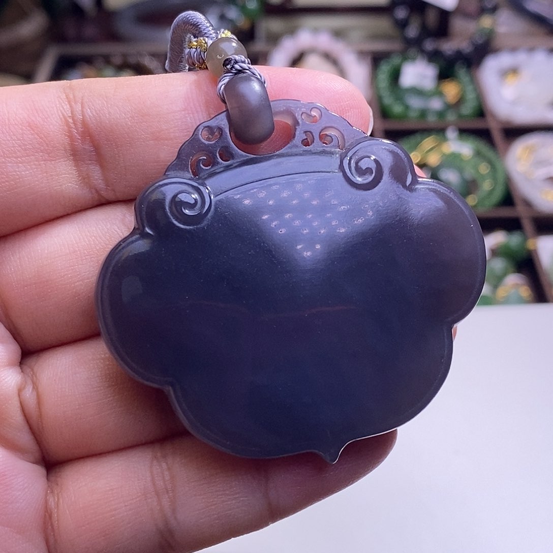 颈饰未镶嵌和田玉收藏级烟紫老料帝王紫一体工如意锁