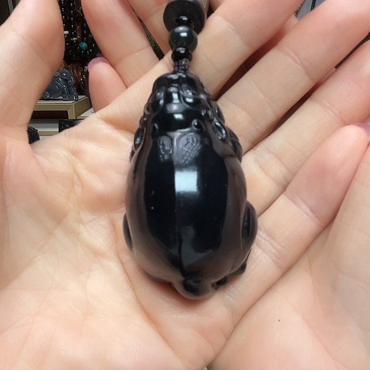 大***狼和田玉（墨玉）未镶嵌颈饰貔貅