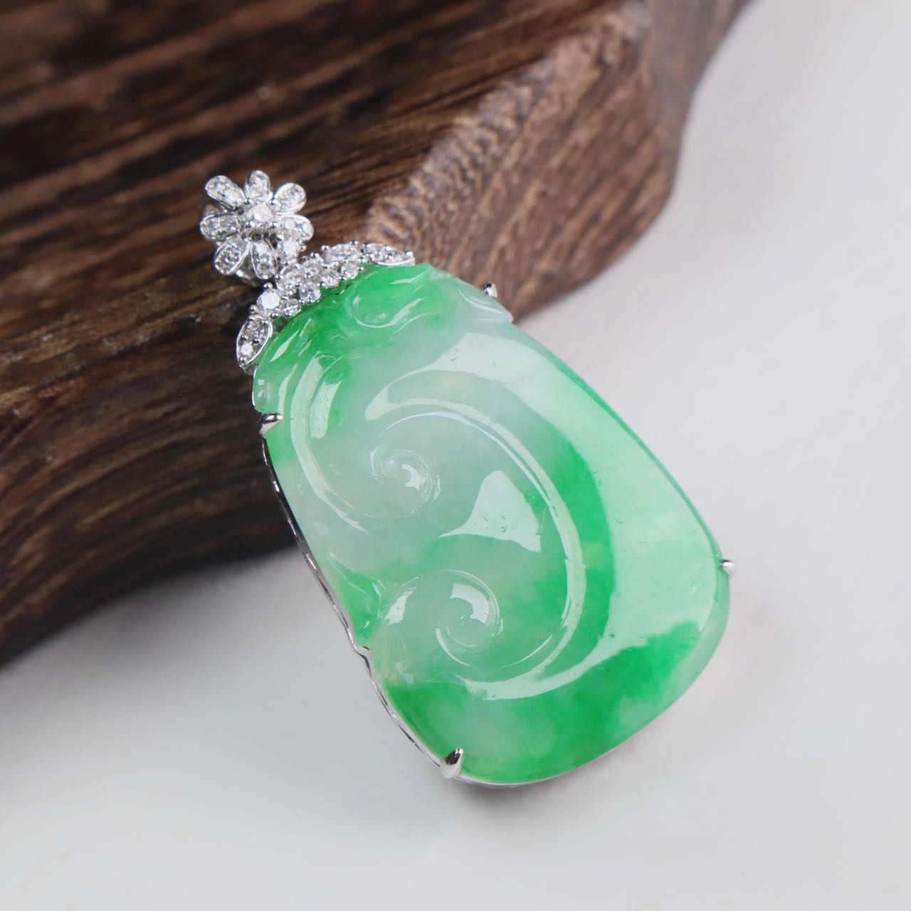 18k金镶嵌翡翠如意吊坠