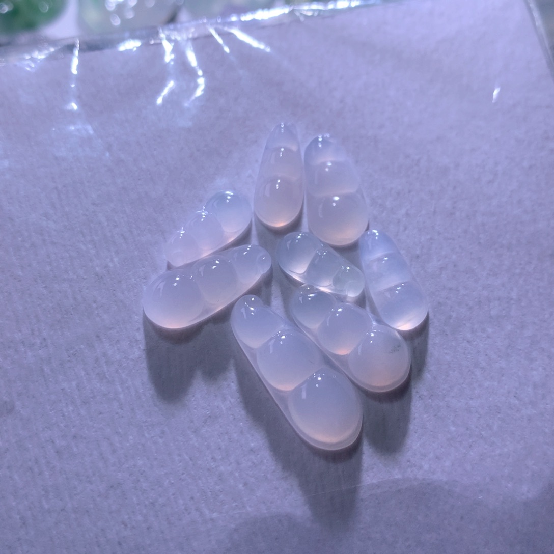 翡翠未镶嵌颈饰一手