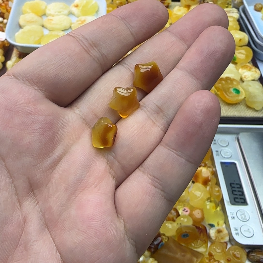 琥珀未镶嵌裸石1.75克一组